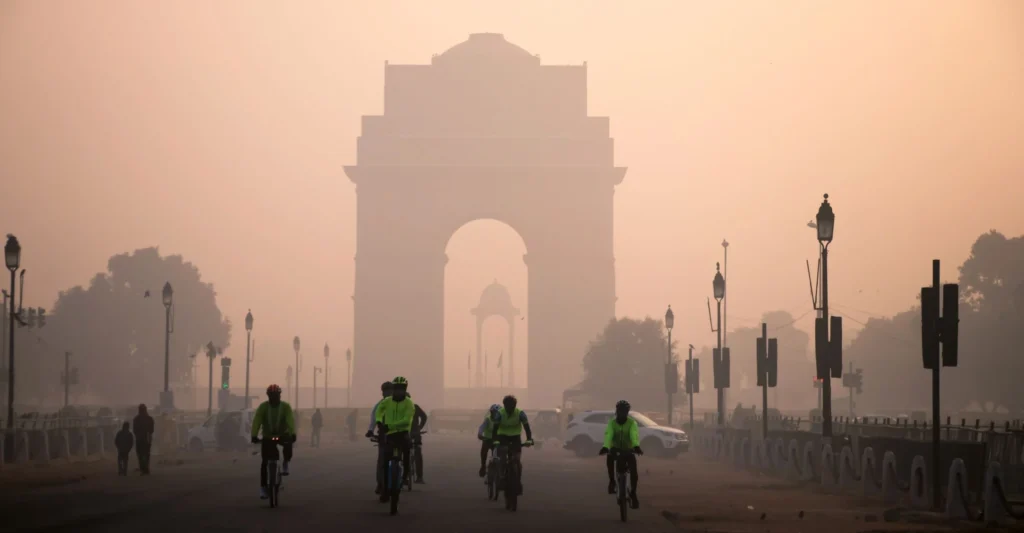 Delhi air pollution 2025 smog over India Gate